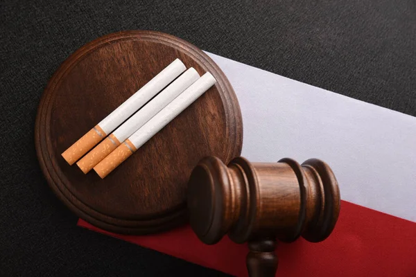 Зверху Три Цигарки Дерев Яний Дворецький Полірованому Прапорі Нелегальні Продажі — стокове фото