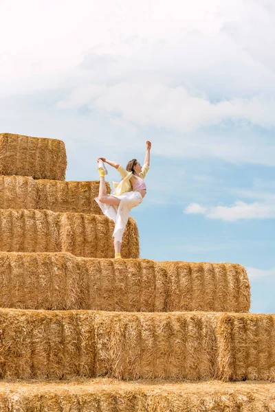 Girl Dances Huge Block Hay Hay Harvesting Autumn Woman Practicing — Photo