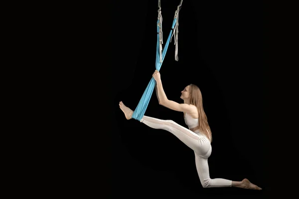 Ung Kvinna Vita Sportkläder Öva Flygande Stretching Swing Isolerad Svart — Stockfoto