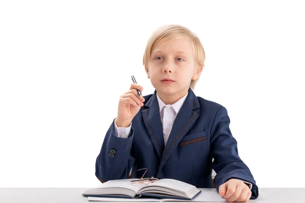 Retrato Estudante Loiro Uniforme Escolar Estudante Senta Mesa Com Livro — Fotografia de Stock