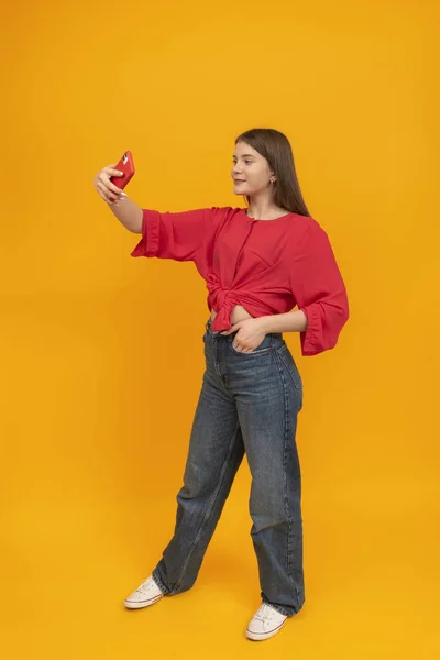 Telefonlu Selfie Çeken Genç Bir Kızın Portresi Modern Bir Genç — Stok fotoğraf