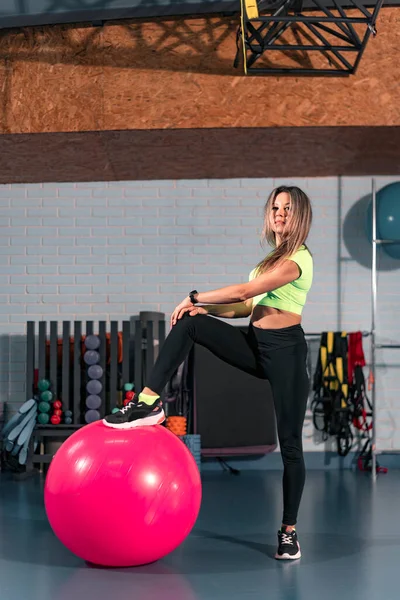 Jonge Vrouw Doet Een Oefening Met Fitness Bal Jonge Vrouw — Stockfoto
