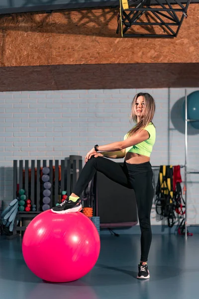 Jovem Faz Exercício Com Bola Fitness Jovem Trabalha Centro Fitness — Fotografia de Stock