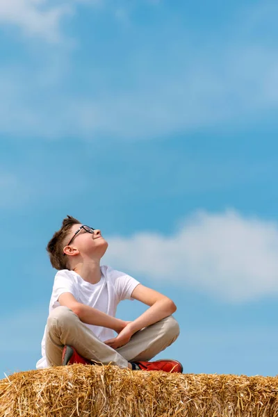 Happy Teenage Boy Sits Haystack Blue Sky Child Enjoys Fresh — Photo