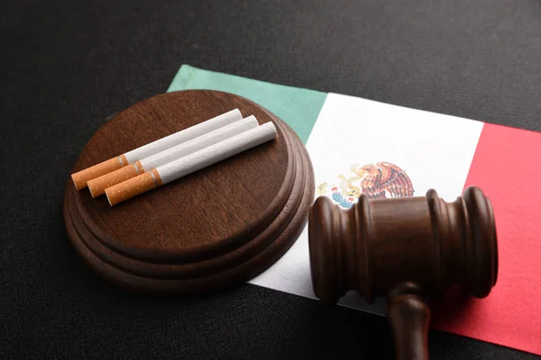 香烟和法官Wooden Gavel的墨西哥国旗背景 法律问题 — 图库照片