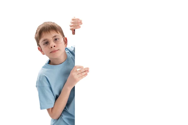 Schooljongen Grote Glazen Met Leeg Wit Bord Handen Jongen Adverteren — Stockfoto