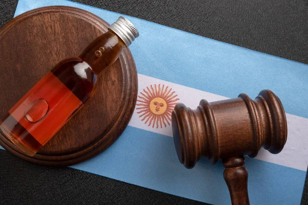 Μπουκάλι Αλκοόλ Και Ξύλινο Σφυρί Δικαστή Στη Σημαία Της Αργεντινής — Φωτογραφία Αρχείου