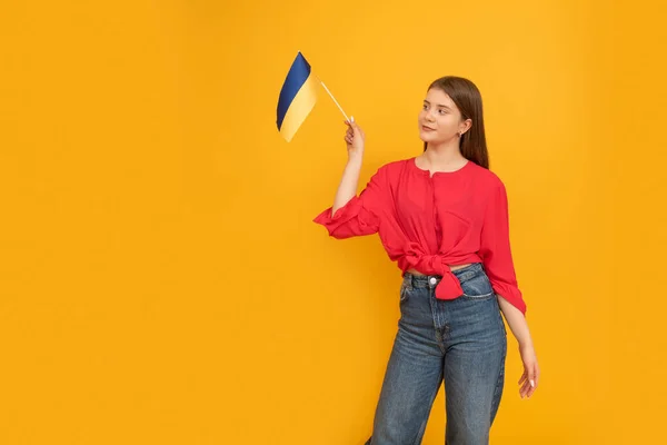 Junges Schönes Mädchen Mit Der Fahne Der Ukraine Gelber Hintergrund — Stockfoto