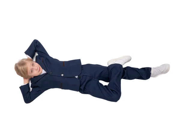 Веселий Школяр Лежить Спиною Спить Хлопчик Шкільній Формі Поклав Руки — стокове фото