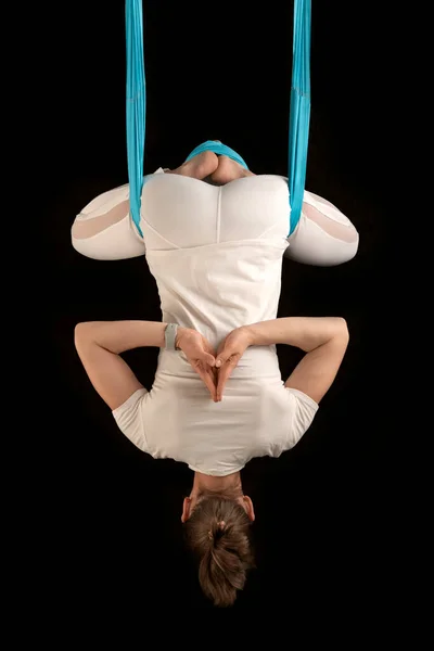 Yoga Teacher Demonstrates Inverted Asanas Fly Yoga Girl Practices Gravity — Stock Photo, Image