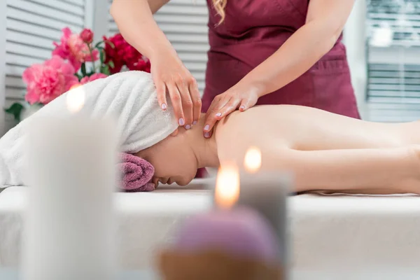 Frau Genießt Entspannende Rückenmassage Kosmetologischen Wellness Zentrum Masseur Macht Nackenmassage — Stockfoto