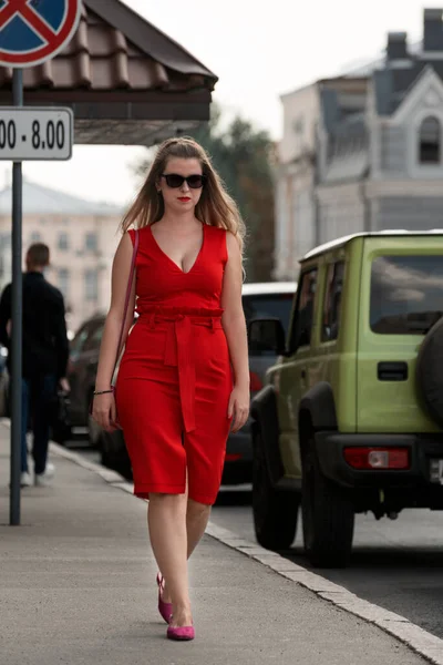 Piękna Blondynka Czerwonej Sukience Głębokim Dekoltem Młoda Kobieta Obcisłej Sukience — Zdjęcie stockowe