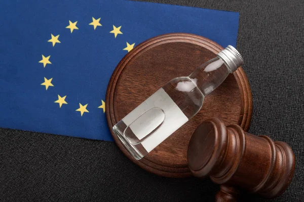 Wooden Judge Gavel Bottle Alcohol Flag Background Alcohol Lawsuit European — Stock Photo, Image