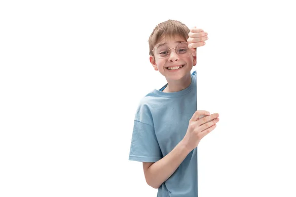 Счастливый Радостный Мальчик Выглядывает Белой Доски Пустым Местом Вашего Сообщения — стоковое фото