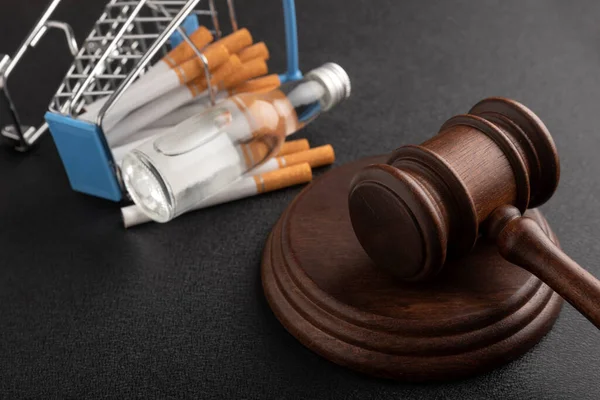 Alkollü içecek ve tütün ürünlerinin ihlali. Yargıç Gavin sigara, alkol ve market arabasının arka planında..