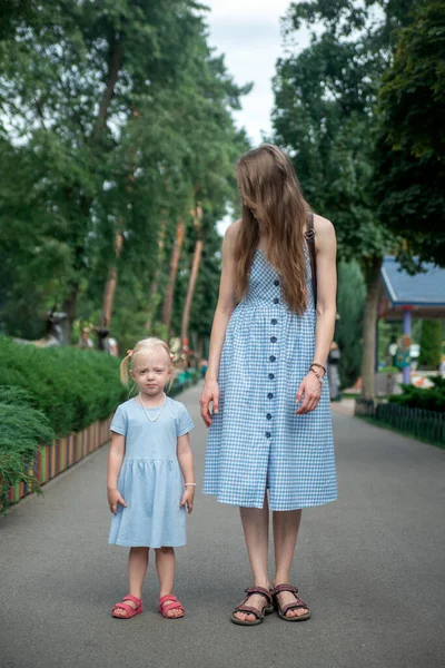 Portrait Jeune Mère Petite Fille Robes Bleues Marchant Dans Parc — Photo