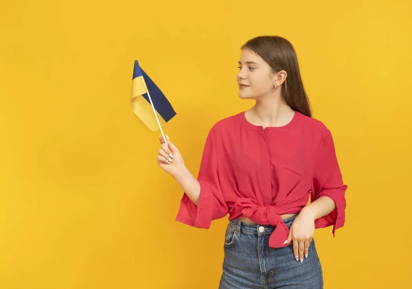 Güzel Genç Kız Sarı Arka Planda Ukrayna Bayrağını Tutuyor Ukraynaca — Stok fotoğraf