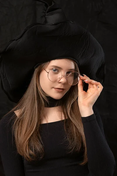 Милая Девушка Форме Ведьмы Остроконечной Шляпе Очках Портрет Подростка Костюме — стоковое фото