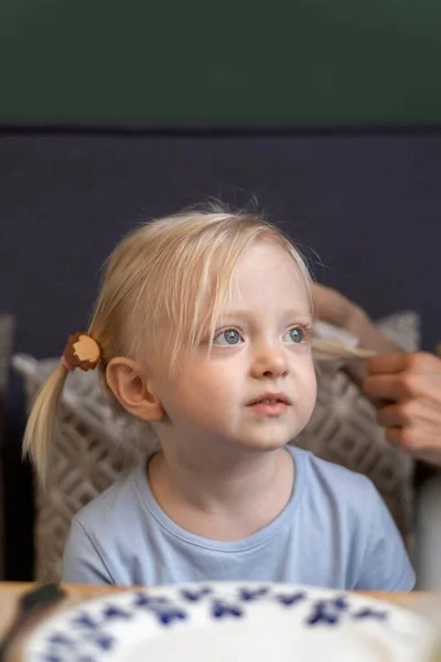 Портрет Трехлетней Блондинки Хвостиком Смотрящим Сторону Помещении Вертикальная Рамка — стоковое фото
