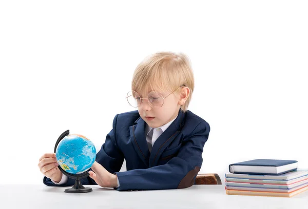 Blonder Junge Mit Großer Brille Und Schuluniform Sitzt Schreibtisch Und — Stockfoto