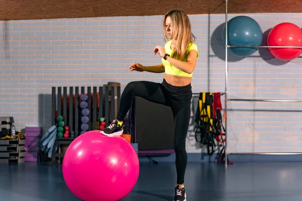 Meisje Doet Een Oefening Met Fitness Bal Jonge Vrouw Traint — Stockfoto