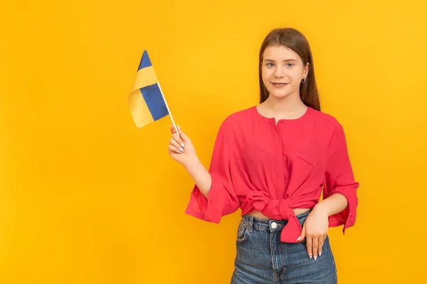 Jong Mooi Meisje Houdt Vlag Van Oekraïne Gele Achtergrond Studeer — Stockfoto