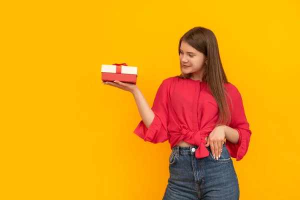 Lány Boldogan Tart Egy Ajándékdobozt Kezében Gyönyörű Fiatal Várja Meglepetést — Stock Fotó