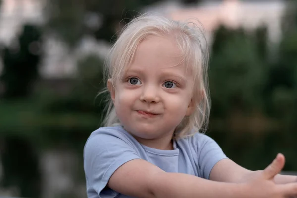 Πορτρέτο Του Μικρού Ξανθού Κοριτσιού Μεγάλα Μάτια Φοράει Μπλε Shirt — Φωτογραφία Αρχείου