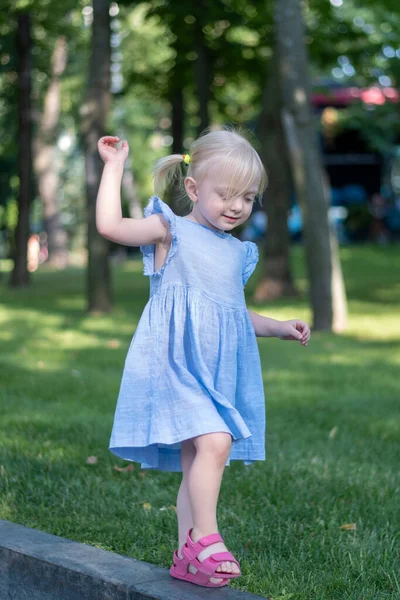 Портрет Маленької Блондинки Блакитній Сукні Парку Трирічна Дитина Сонячному Одязі — стокове фото