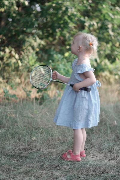 Une Petite Fille Joue Badminton Dehors Portrait Complet Enfant Robe — Photo