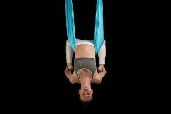 Yoga Teacher Class Demonstrates Inverted Asanas Fly Yoga Girl Practices — Stock Photo, Image