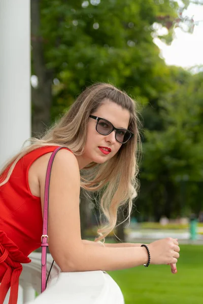 Πορτρέτο Της Ξανθιάς Ελκυστική Νεαρή Κοπέλα Κομψό Κόκκινο Φόρεμα Και — Φωτογραφία Αρχείου