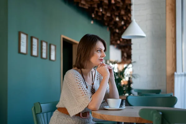 Uma Mulher Num Café Vazio Com Uma Chávena Café Senhora — Fotografia de Stock