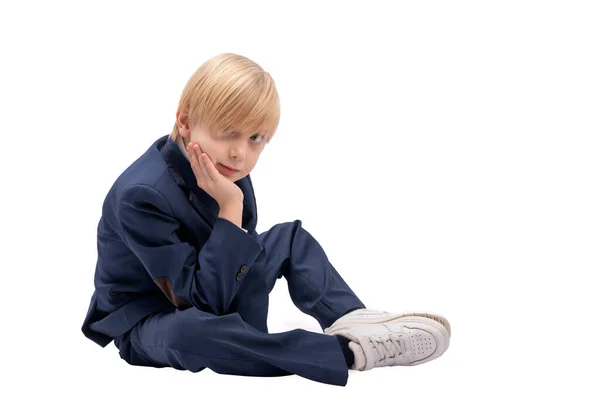 Blond Pojke Skoluniform Sitter Vit Bakgrund Porträtt Studerande Första Eller — Stockfoto