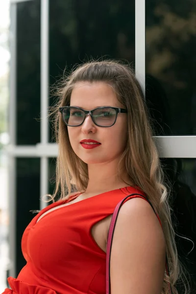 Retrato Mulher Jovem Loira Sexy Óculos Com Busto Magnífico Vestido — Fotografia de Stock