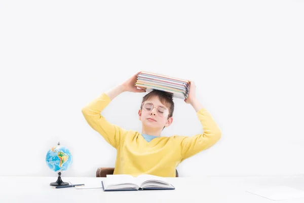 Müder Schuljunge Hält Stapel Von Notizbüchern Über Seinen Kopf Der — Stockfoto