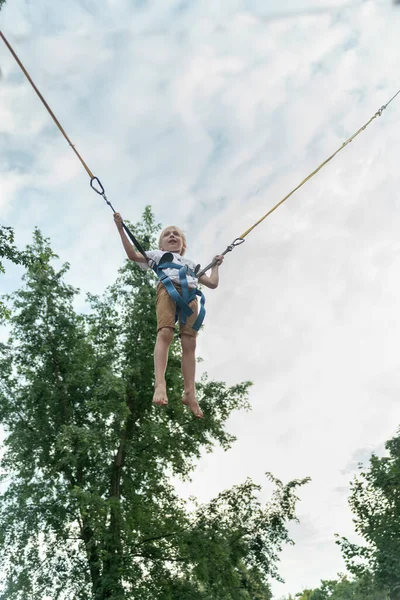 Rapazinho Saltar Num Parque Diversões Nas Cordas Para Céu Schoolboy — Fotografia de Stock