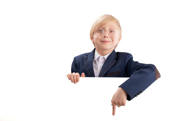 Schoolboy Aponta Dedo Para Alguma Coisa Menino Uniforme Escolar Óculos — Fotografia de Stock