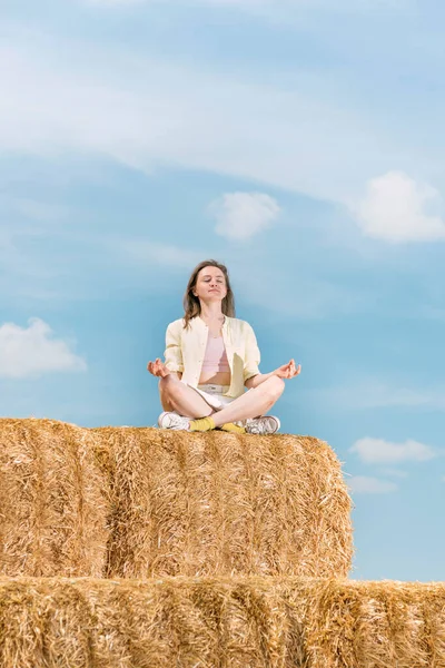 Jonge Vrouw Zit Lotuspositie Enorme Hooiberg Mediteert Vakantie Het Platteland — Stockfoto