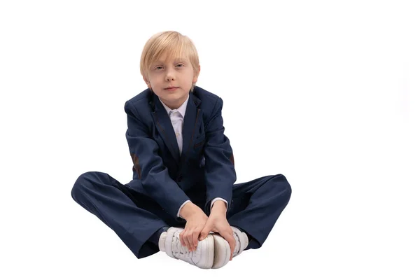 Blond Jongetje Schooluniform Zit Met Zijn Handen Sneakers Portret Van — Stockfoto
