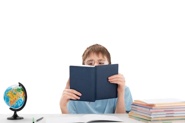 Junge Sitzt Tisch Und Erledigt Seine Hausaufgaben Schulkind Liest Lehrbuch — Stockfoto