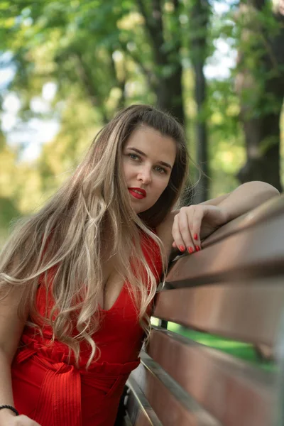 Sexy Jovem Mulher Vestido Vermelho Com Cabelos Longos Sentado Banco — Fotografia de Stock