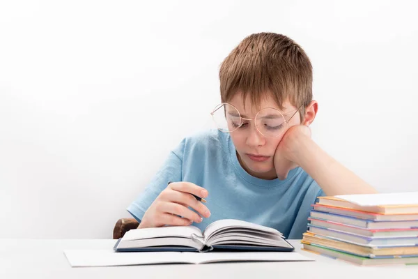 Gelangweilter Junge Bei Den Hausaufgaben Schreibtisch Schuljunge Mit Brille Stützt — Stockfoto