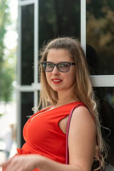 Retrato Jovem Loira Sexy Com Busto Magnífico Vermelho Vestido Apertado — Fotografia de Stock