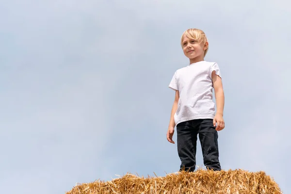 Adolescente Rubio Escolar Camiseta Blanca Fondo Azul Cielo Vacaciones Verano — Foto de Stock