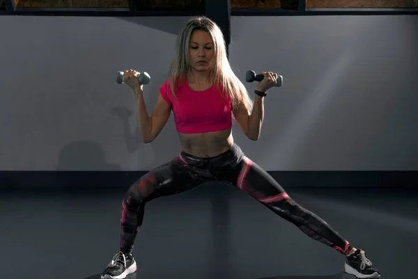 Woman Does Squat Dumbbells Fitness Training Athletic Girl Trains Gym — Stockfoto