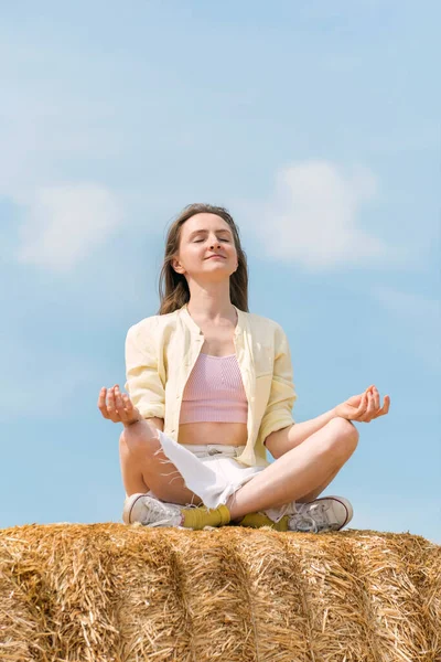 Lugn Flicka Sitter Lotusställning Höet Blå Himmel Bakgrund Meditation Utomhus — Stockfoto