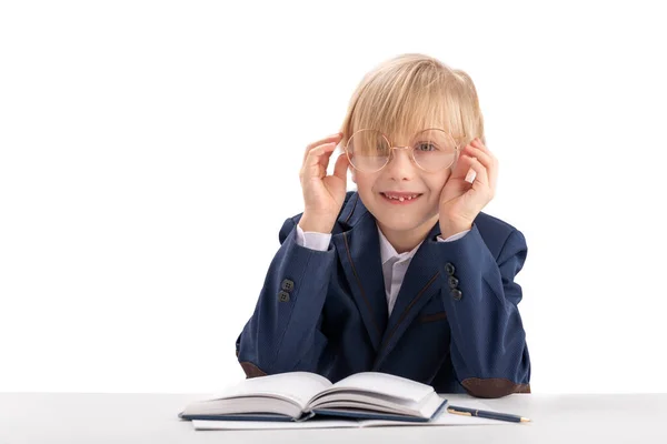 Ein Fröhlicher Blonder Junge Mit Großer Brille Sitzt Schuluniform Schreibtisch — Stockfoto