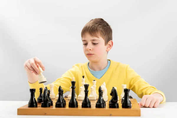 Escola De Xadrez Para Crianças. Criança Inteligente Pensando No Xadrez.  Retrato De Uma Criança Inteligente Com Tabuleiro De Xadrez Foto de Stock -  Imagem de aprenda, jogar: 275887856