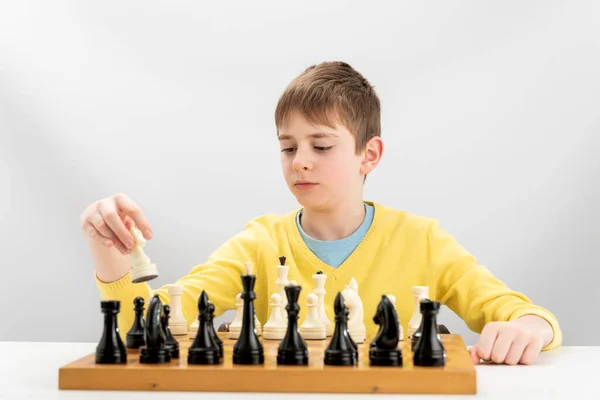 Jogar Xadrez Infantil. Xadrez Para Crianças Inteligentes. Criança Gênio  Aluno Inteligente Jogando Jogo De Tabuleiro Lógico. Rapaz Imagem de Stock -  Imagem de gênio, passatempo: 273189041